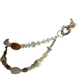 Beads and layers belt
